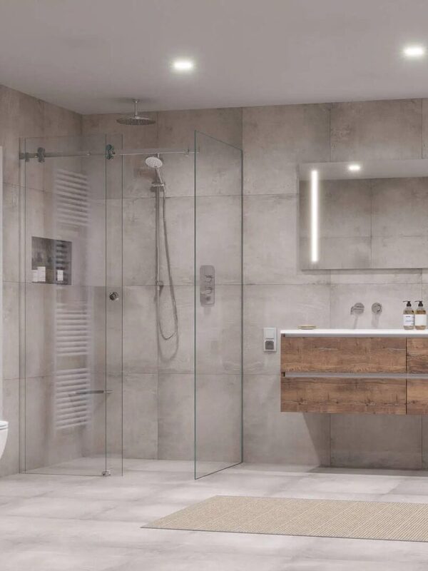 Complete badkamerverbouwing met betonlook tegelwerk, inloopdouche, eiken badmeubel, bad en chroom inbouwkranen