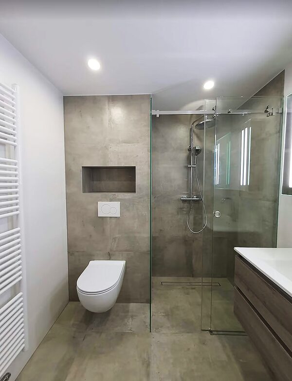 Verbouwde badkamer met toilet en douche