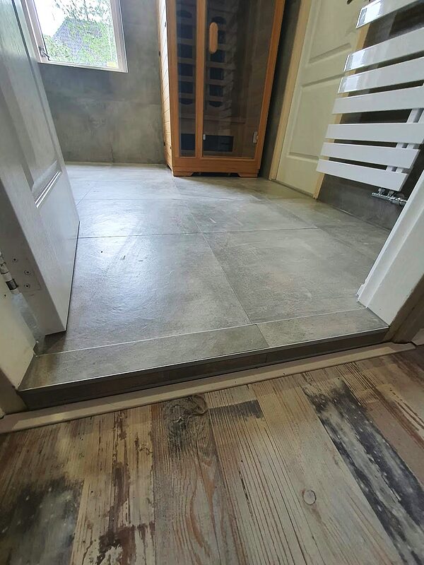 Grijze tegelbadkamer met sauna