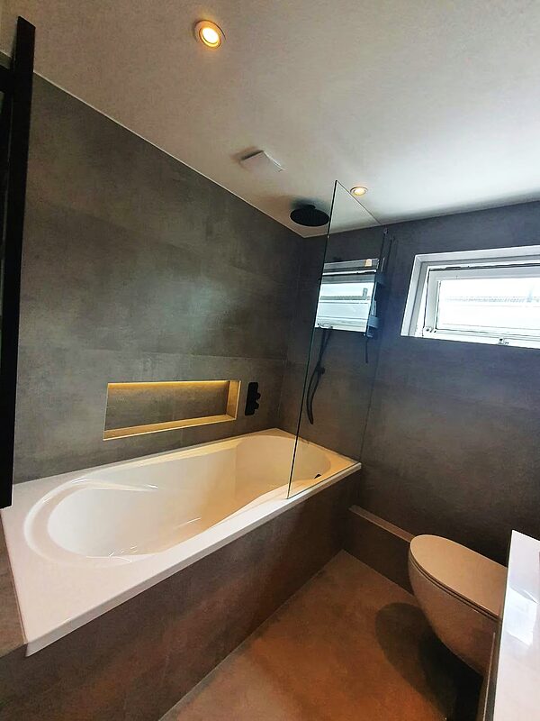 Nieuwe badkamer met bad