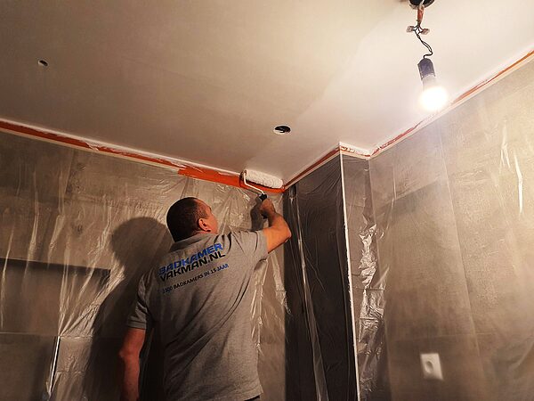 Schilderwerk in een nieuwe badkamer