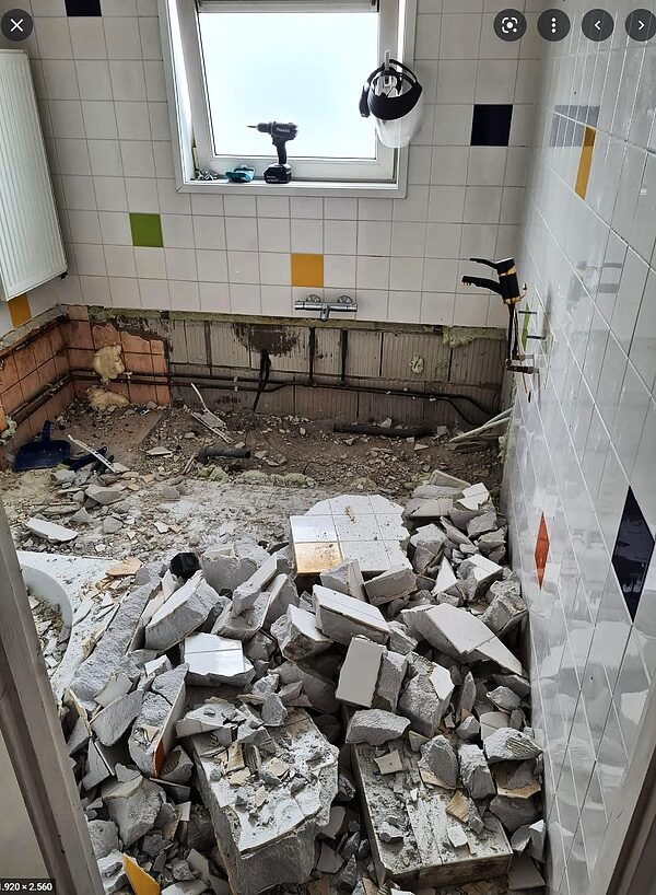 Sloop van badkamer met puin en leidingen
