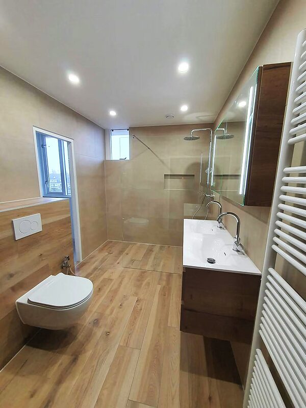 Houtlook vloer met houten meubel en inloopdouche